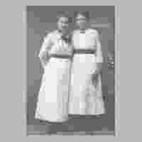 111-3320 Am Tage der Konfirmation - die  Schwestern Helene und Margarete Buechler im Jahre 1918.JPG